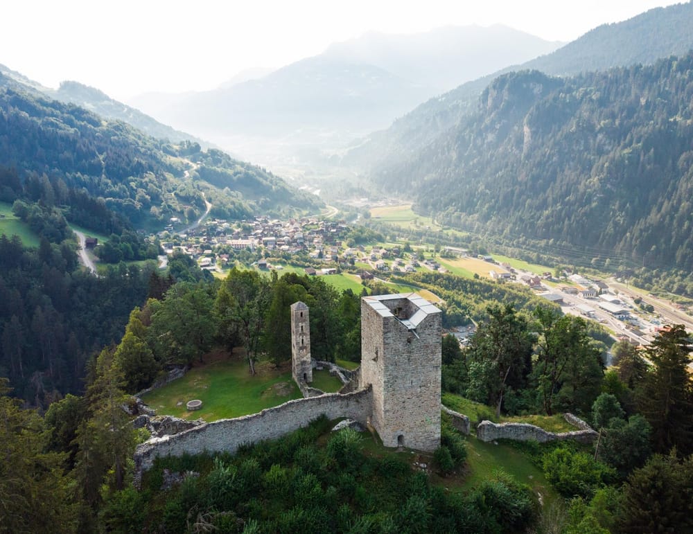 Kulturwanderung Ruine im Sommer