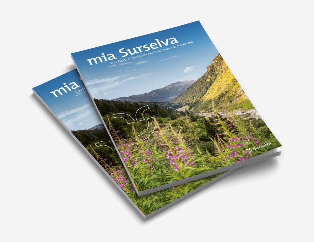 Freigestelltes Gästemagazin Mia Surselva mit Sommertitelbild