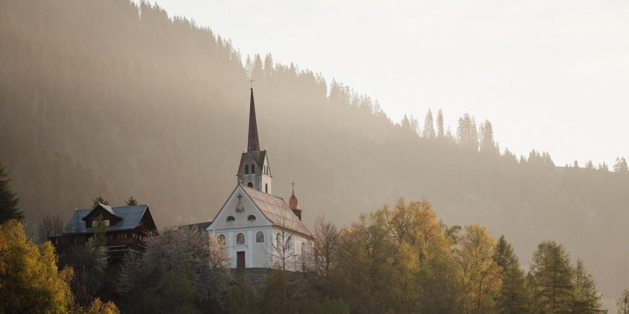 Trun Kirche bei Abenddämmerung im Sommer