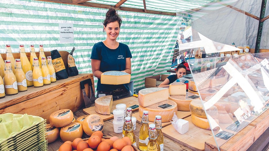 Geschichte: Jubiläumsbrunch beim Wochenmarkt in Ilanz
