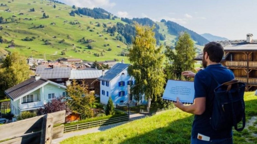 Geschichte: mira!cultura Sprachführung: Per gassas e streglias - laufend Romanisch lernen in Brigels