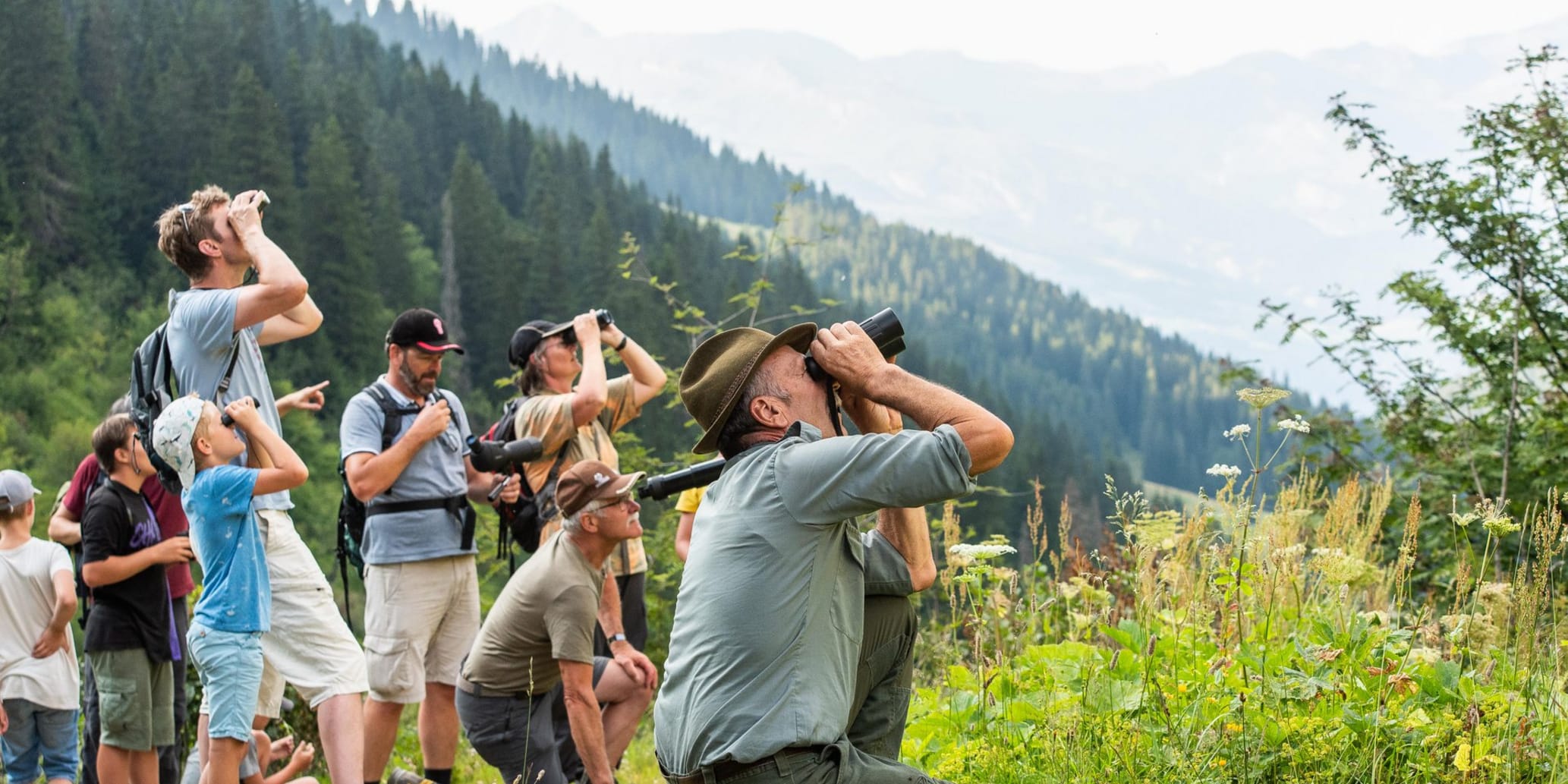 Gruppe auf einer Wanderung in der Surselva