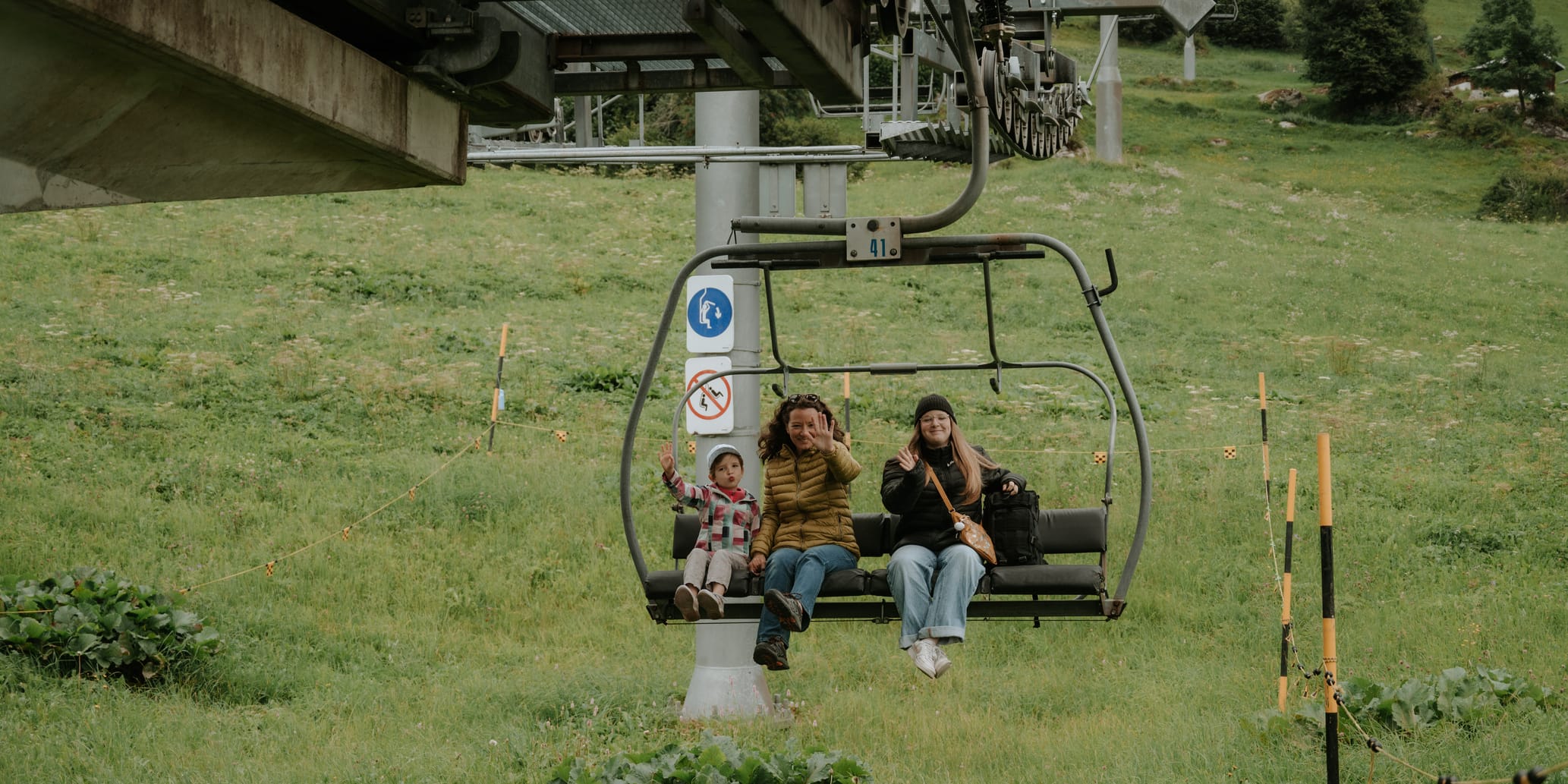 Sommergäste auf dem Sessel der Bergbahnen Brigels