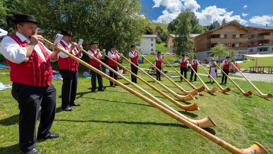 Geschichte: 1. August-Feier am Badesee in Brigels