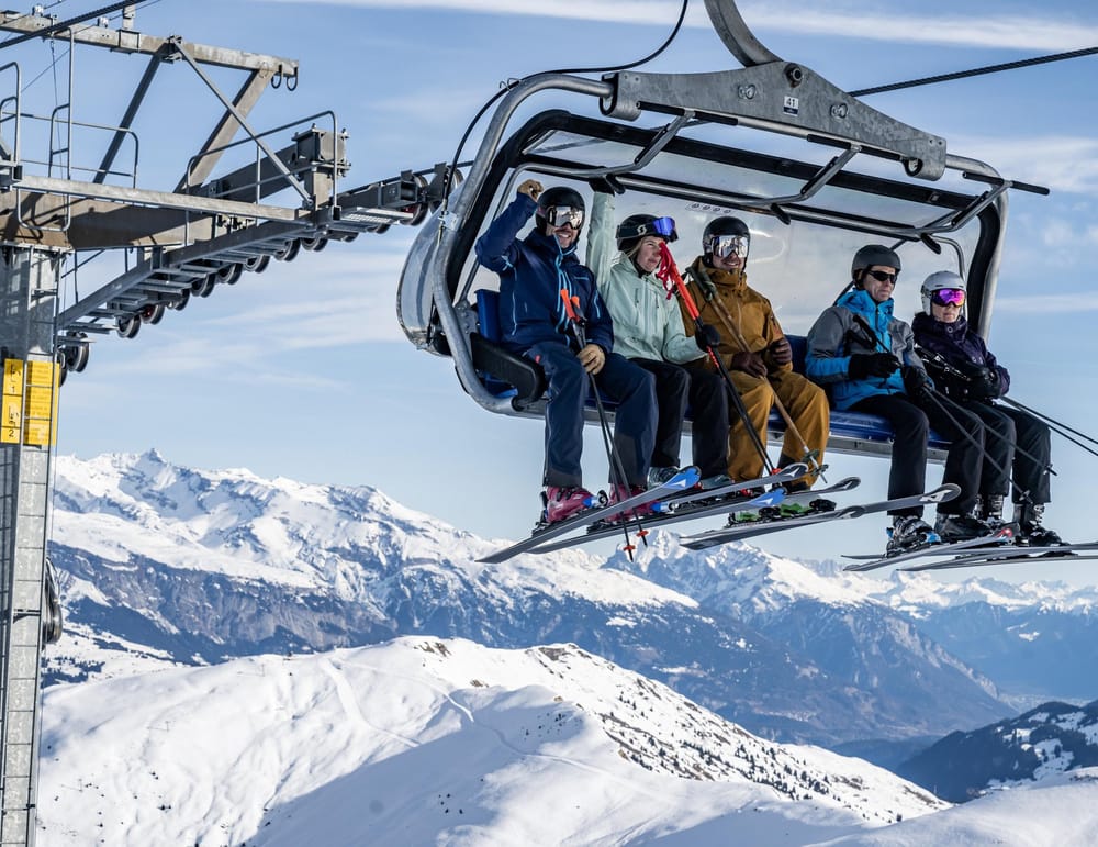 Wintergäste auf dem Sessel der Bergbahnen Obersaxen Mundaun