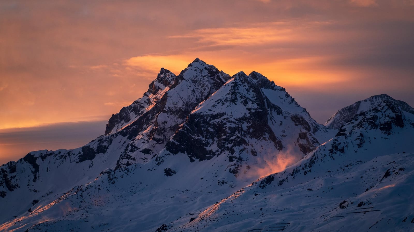 Breil/Brigels im Winter im Sonnenaufgang