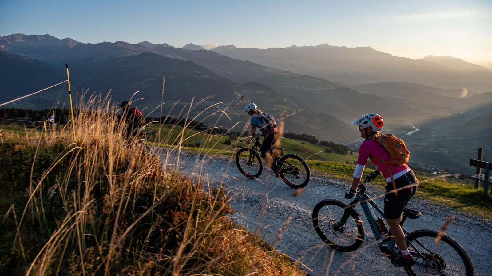Bikeroute mit Bergen im Sonnenuntergang im Hintergrund