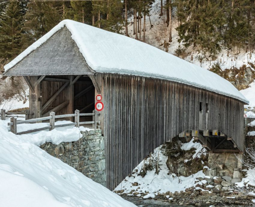Aufnahme der Holzbrücke in Rueun im Winter.