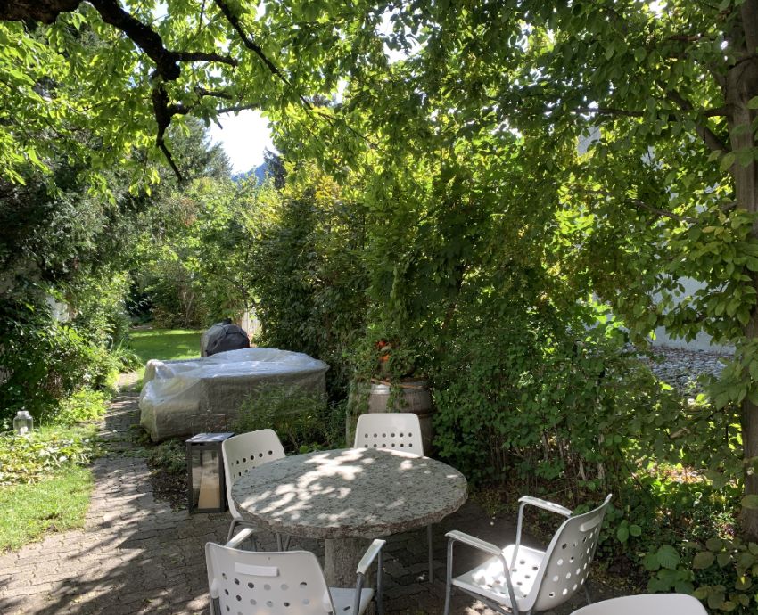 Der Garten der Casa Casutt mit einem Tisch und Stühlen zum verweilen. 