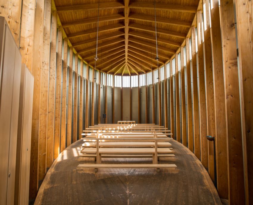Die Holzkapelle in Sogn Benedetg vom Architekten Peter Zumthor.