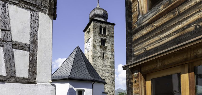 Aufnahme des Kirchturms in Duvin.