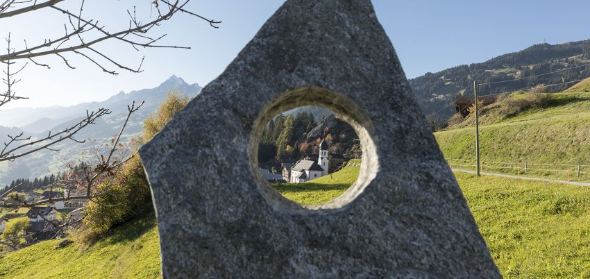 Aufnahme eines Steins im Bergdorf Siat.