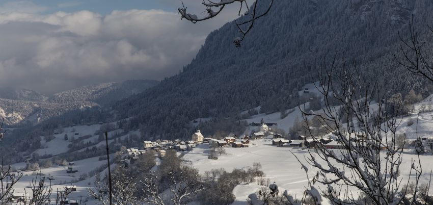 Aufnahme vom Bergdorf Siat im Winter.