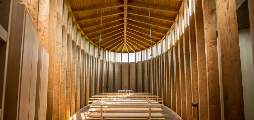 Die Kapelle Sogn Benedetg von innen vom Architekten Peter Zumthor